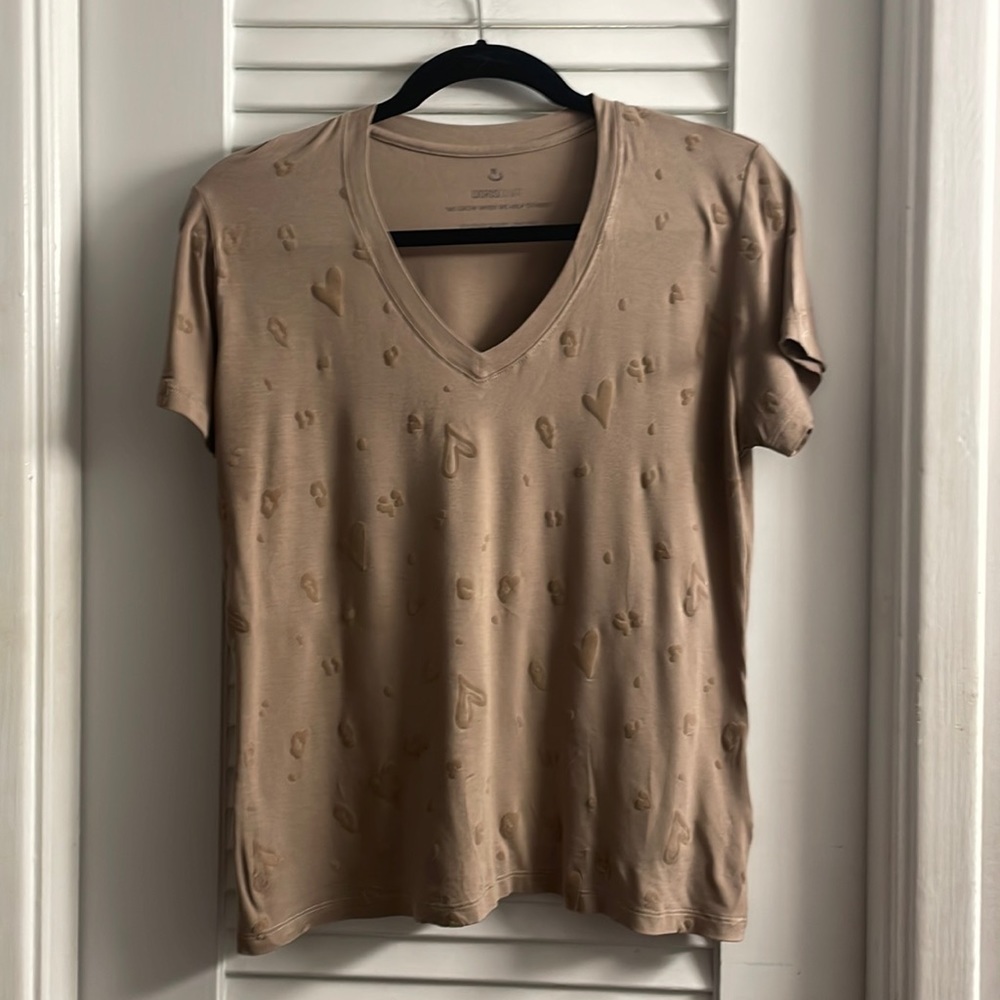 Words Count Like New V Neck Tee, Size Small. Raised felt/velvet hearts.